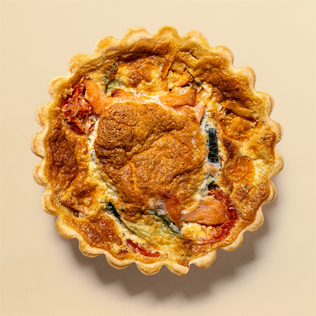 Mini tarta z łososiem, cukinią i pomidorkami